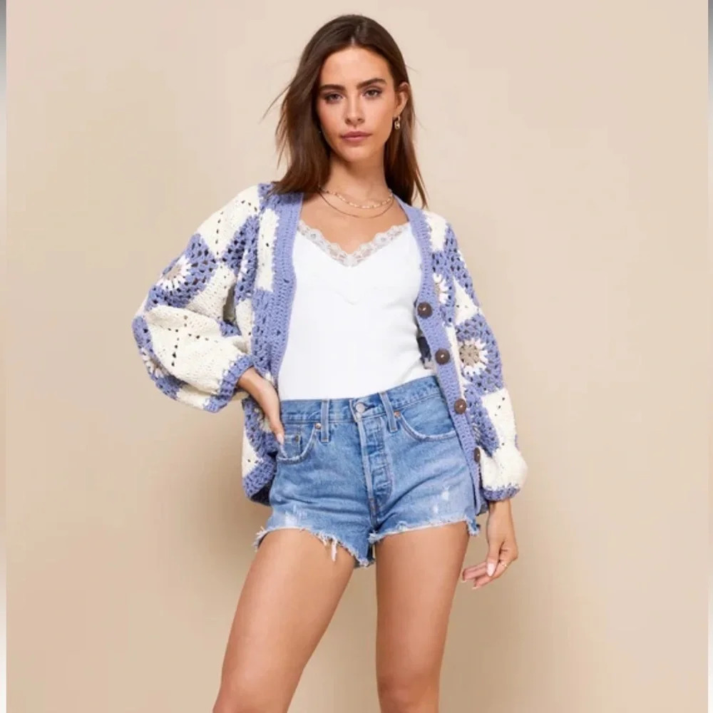 Levi’s Medium Wash Wedgie Distressed Denim Jean Shorts - Picture 2 of 13
